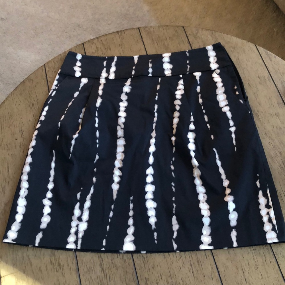 🩷 5/$25 Ann Taylor skirt black with cream and white pattern